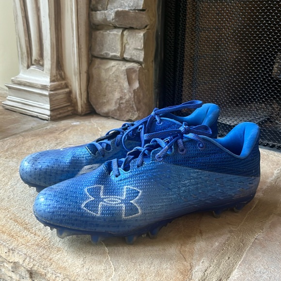 Under armor, size 9 blue football cleats. Been worn less than 10 times .No holes - Picture 1 of 4
